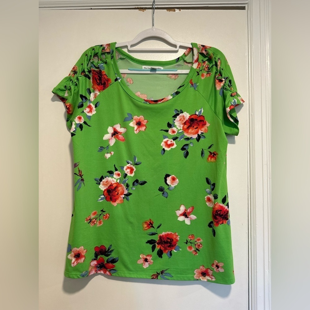 New York Laundry L Bright Green Floral Braided Sleeve Lightweight Loose Fit Top.